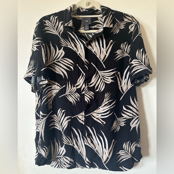 H&M Other - H&M Black and White Leaf Patterned Shirt